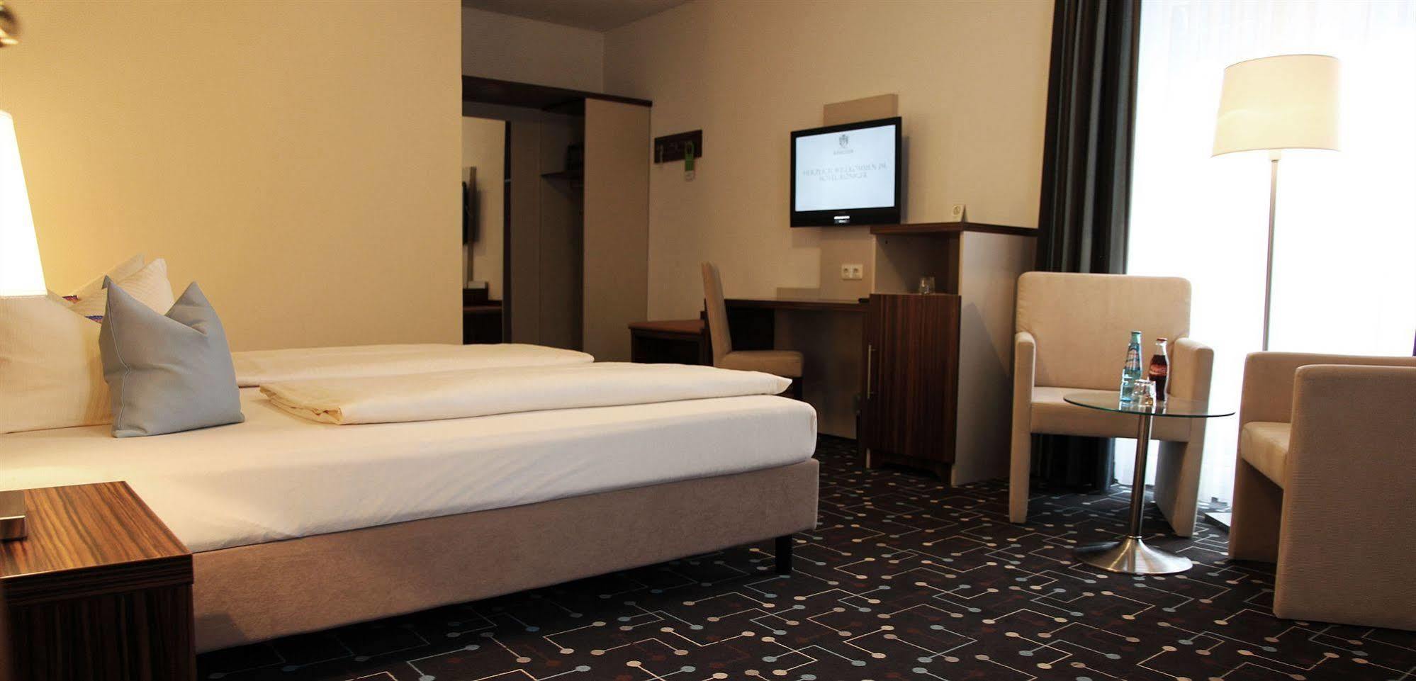 Hotel Koeniger Pliening ภายนอก รูปภาพ