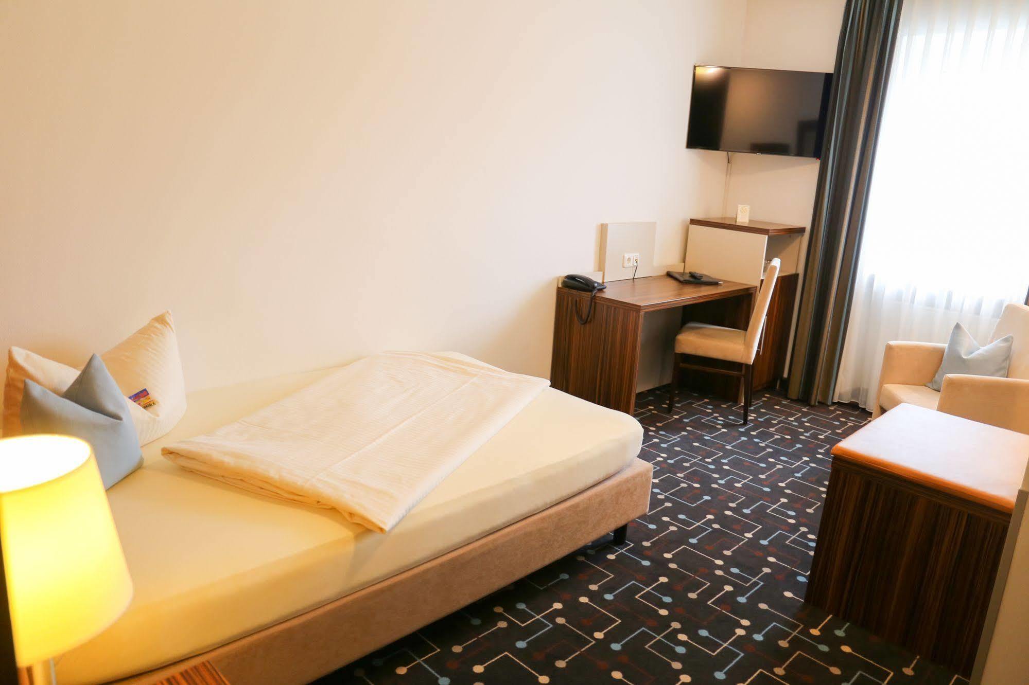 Hotel Koeniger Pliening ภายนอก รูปภาพ