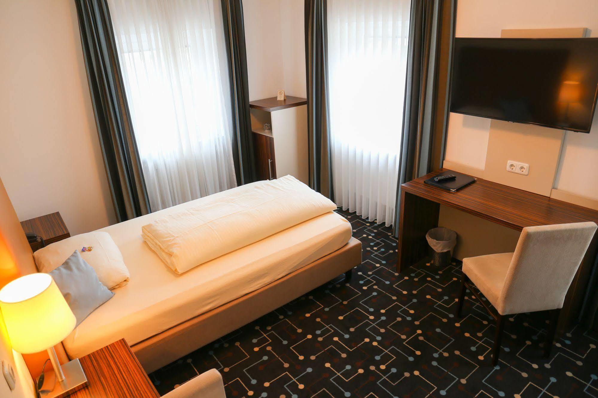 Hotel Koeniger Pliening ภายนอก รูปภาพ