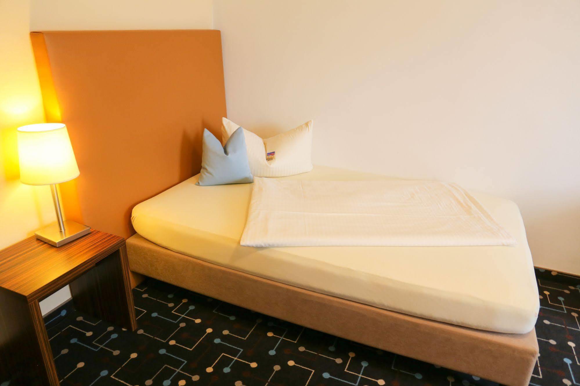 Hotel Koeniger Pliening ภายนอก รูปภาพ