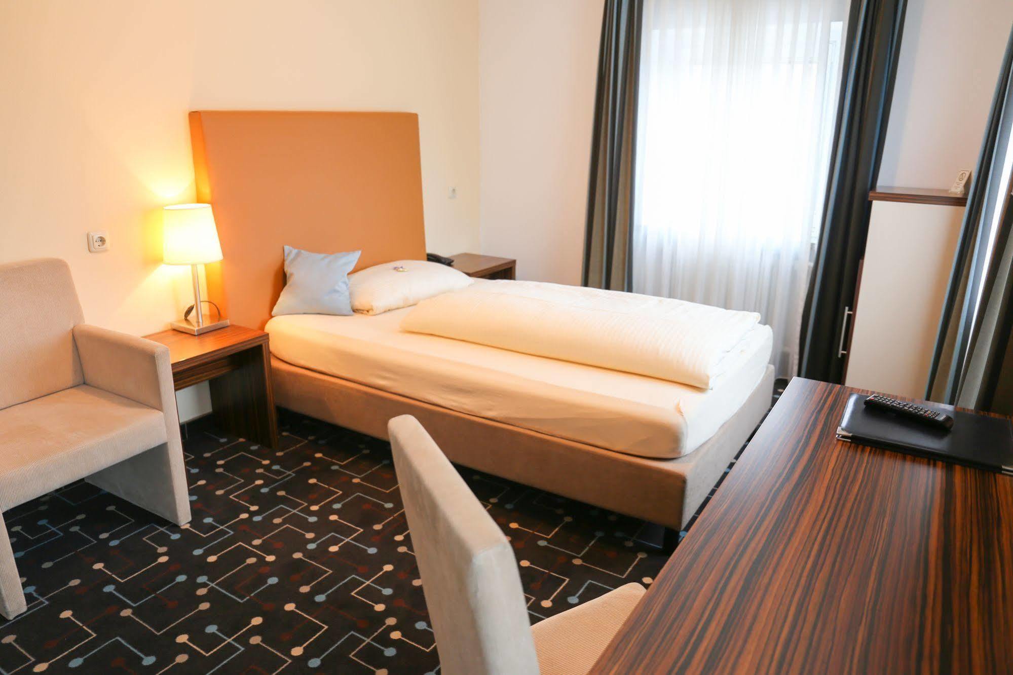 Hotel Koeniger Pliening ภายนอก รูปภาพ