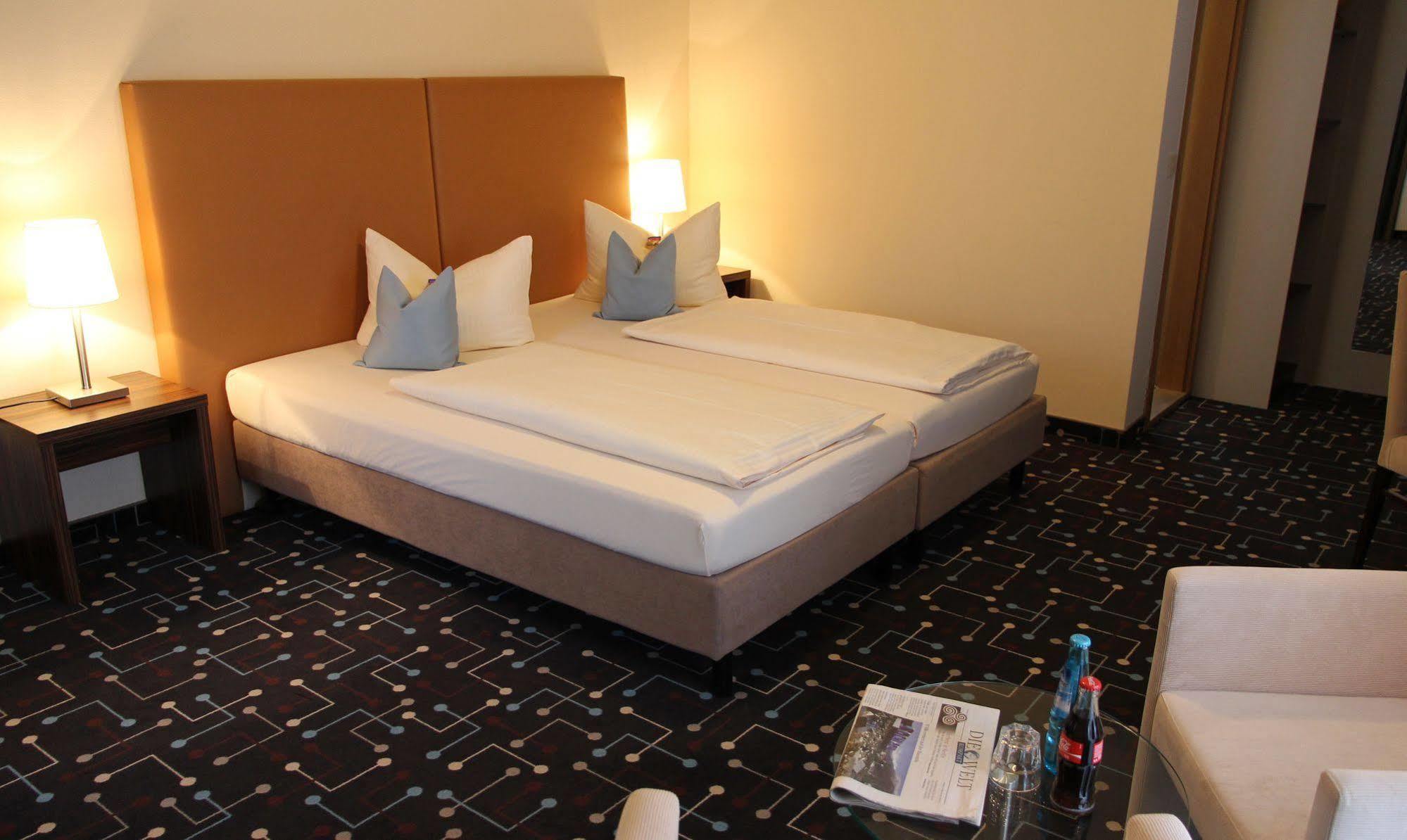 Hotel Koeniger Pliening ภายนอก รูปภาพ